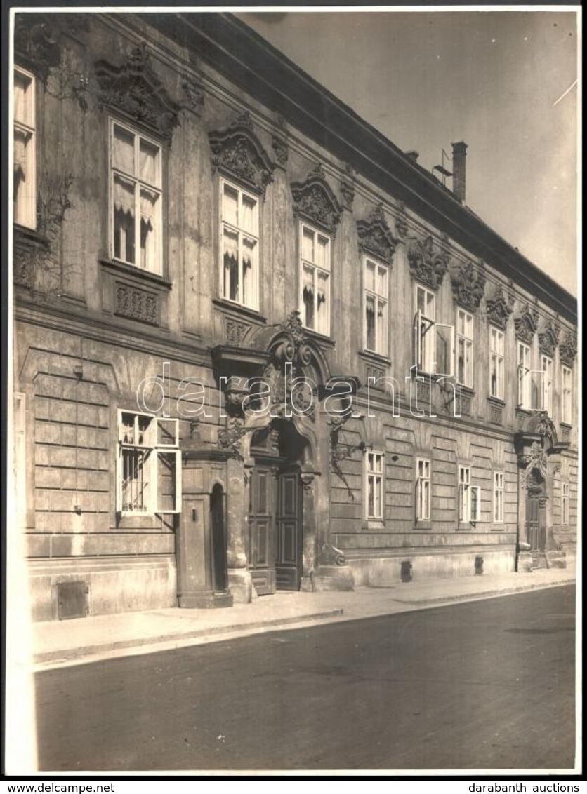 Cca 1930-1940 Budai Vár, Úri Utca 48-50., Berényi-Zichy Palota Bejárata, Nagyméretű Fotó, Jelzés Nélkül, 39x29 Cm - Otros & Sin Clasificación