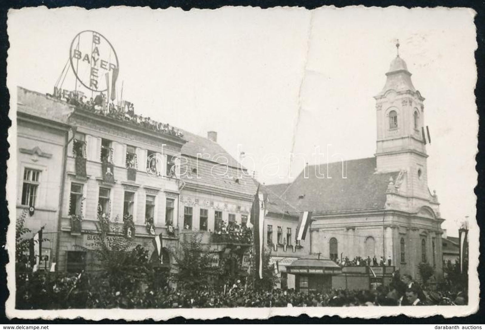 1940 Kolozsvár, Bevonulás, Utcarészlet A Lutheránus Templommal, A Házakon Nemzeti Színű Zászló, Bayer Gyógyszerreklám, B - Otros & Sin Clasificación