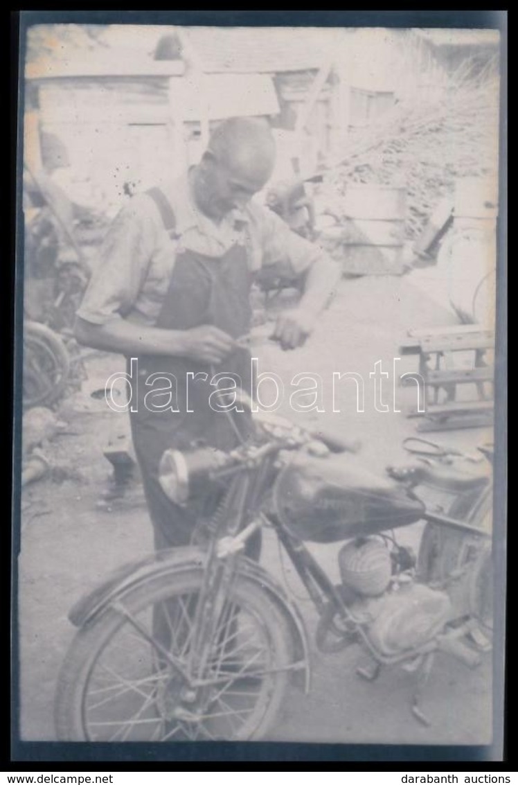 Cca 1950 Motorkerékpár, A Család Büszkeségét Mindenki Felpróbálta, 6 Db Szabadon Felhasználható Vintage Negatív, 6x9 Cm - Otros & Sin Clasificación