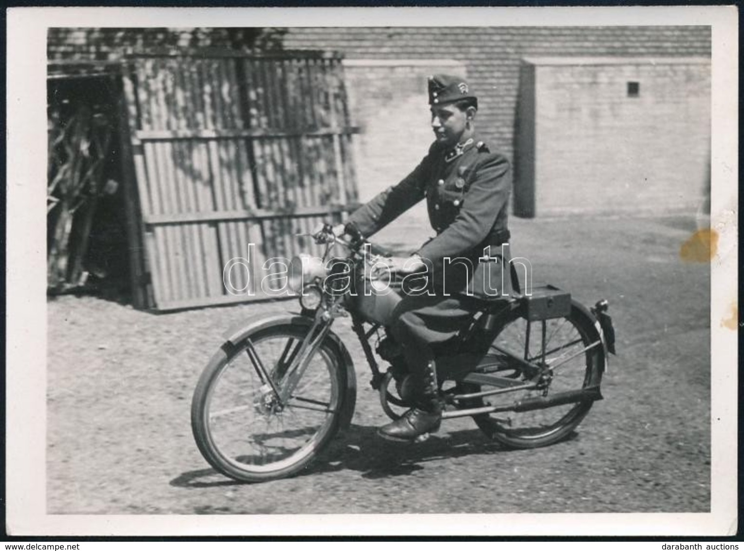 Cca 1942 Magyar Katona Motorkerékpáron, Fotó, Kis Folttal, 7,5×10,5 Cm / Hungarian Soldier With Motorcycle, Photo - Otros & Sin Clasificación