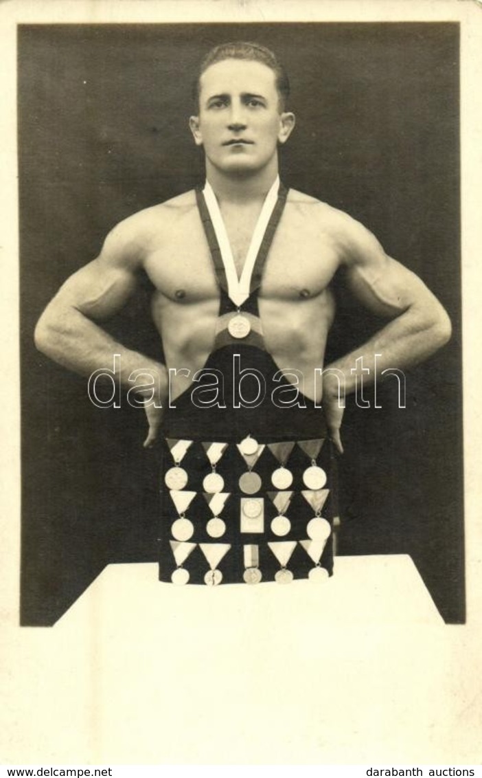 ** T2 Birkózó Bajnok Az érmeivel / Wrestler Champion With His Medals. Photo - Sin Clasificación
