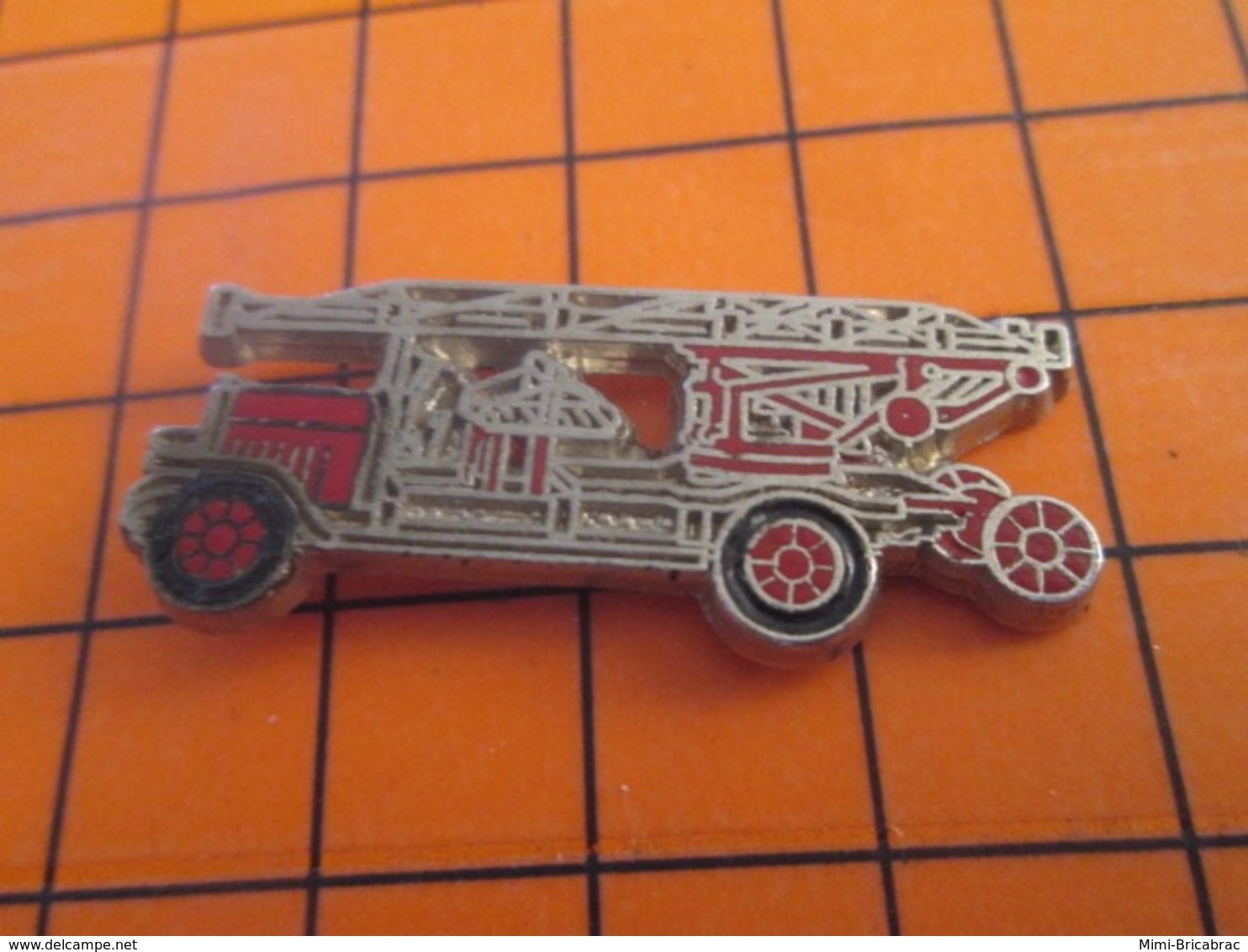 419 Pin's Pins : BEAU ET RARE : Thème POMPIERS / CAMION ROUGE GRANDE ECHELLE - Bomberos