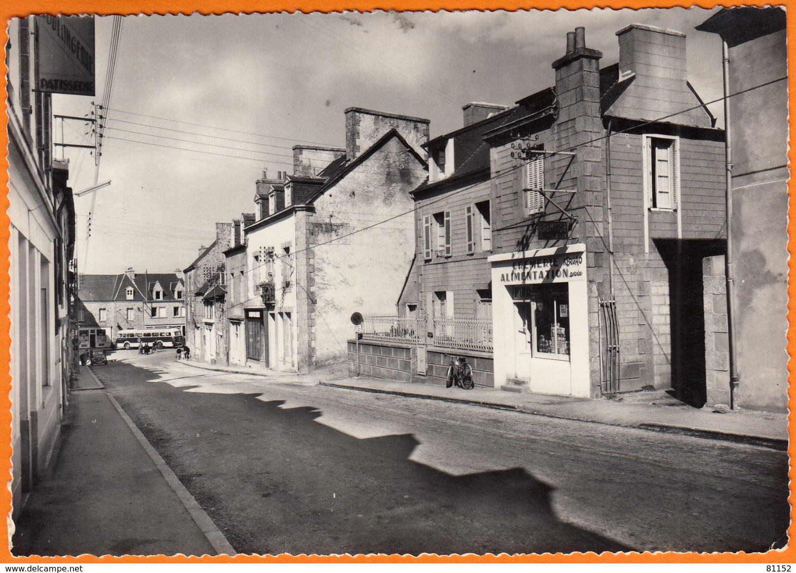 22   ROSTRENEN   C.du.N.  " Rue Olivier Perrin "  CPSM   Non  écrite  Avec  Magasin Alimentation Et AUTOBUS Au Fond - Autres & Non Classés