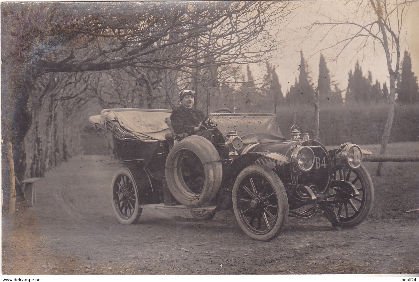 CARTE PHOTO  VOITURE  DION BOUTON  AVEC CONDUCTEUR   A BORD - A Identifier