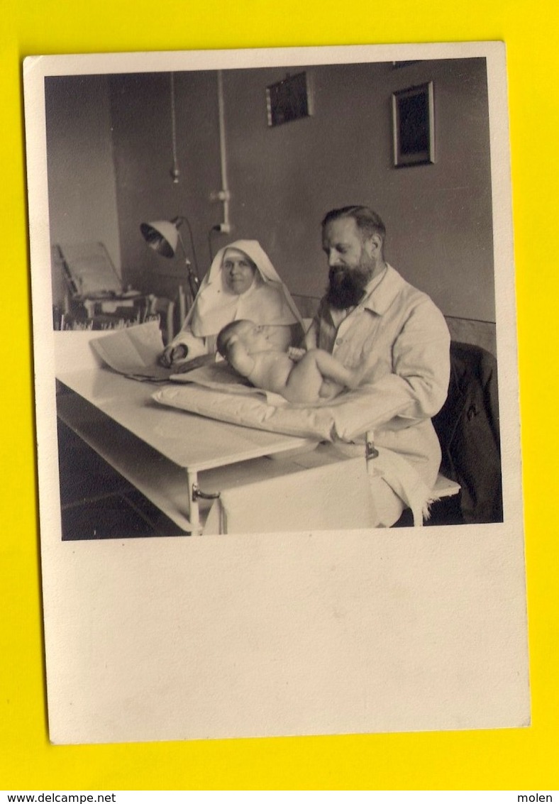 FOTO Ca©1950 WEGING KIND EN GEZIN PHOTO PESAGE ENFANT INFIRMIERE NON VERPLEEGSTER ARTS DOCTEUR CRECHE Bébé Baby 3528 - Santé