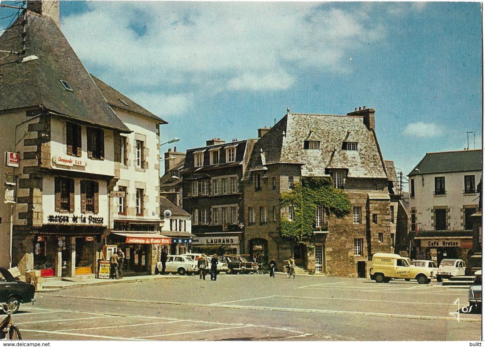 LESNEVEN - Vieilles Maisons Sur La Place Du Général Le Flô - Voiture : Renault 4 L - Citroen 2 CV - Peugeot 404 - Lesneven