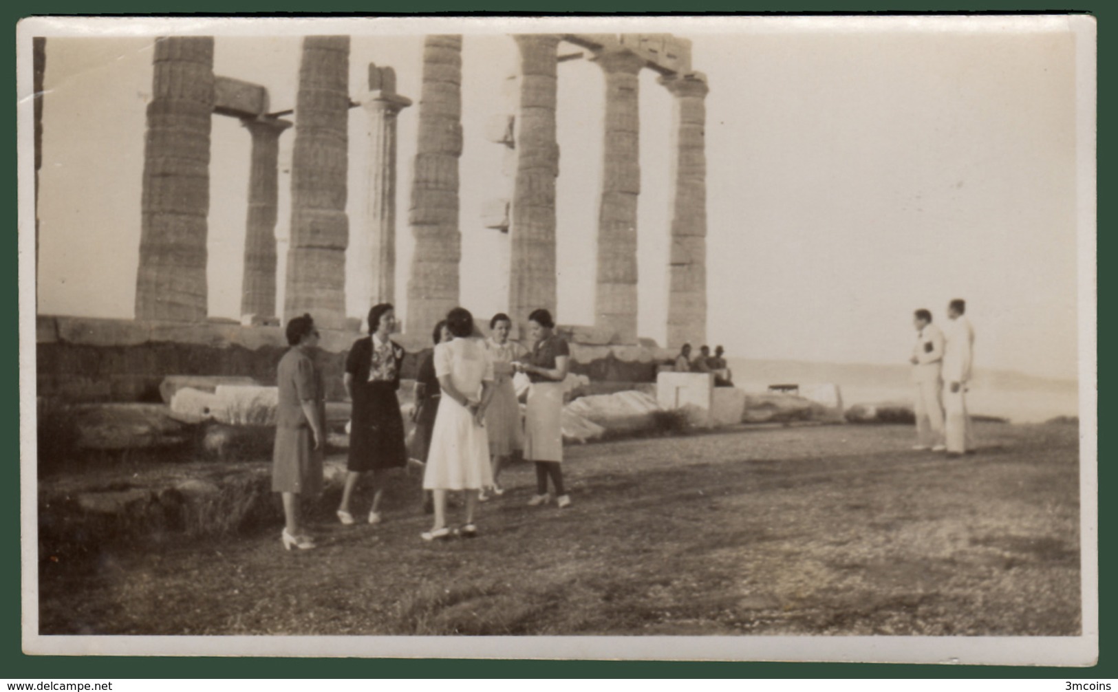 B-39524 SOUNION Greece 1940s. Vacationers. Photo - Personnes Anonymes