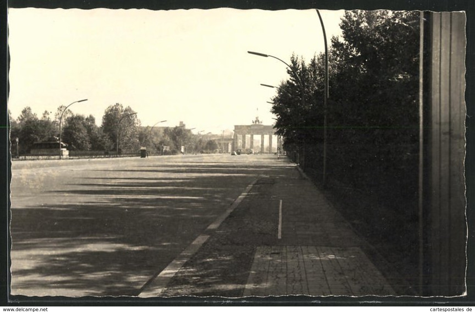 Fotografie Fotograf Unbekannt, Ansicht Berlin, Strasse Des 17. Juni Mit Blick Zum Brandenburger Tor - Orte