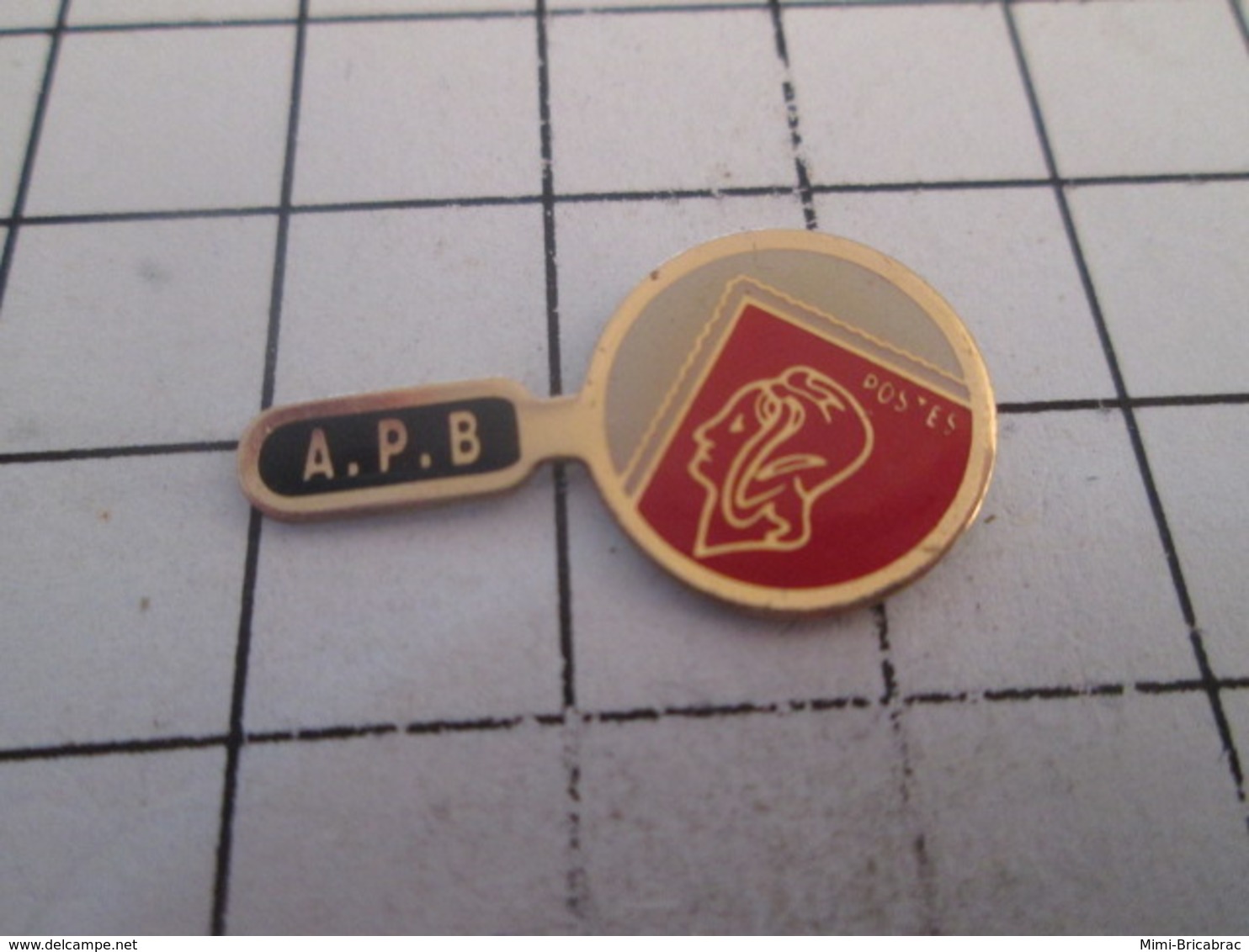 519 Pin's Pins : BEAU ET RARE : Thème ASSOCIATION / PHILATELIE APB LOUPE TIMBRE - Asociaciones