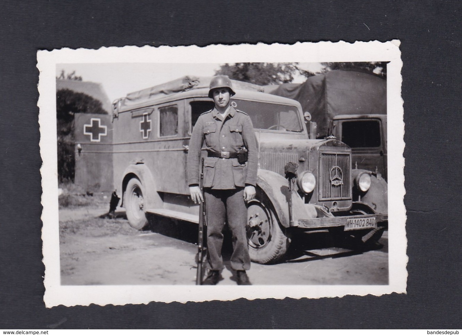 Photo Originale  Soldat Allemand De La Wehrmacht Voiture Ambulance Mercedes Benz LO - Guerre, Militaire