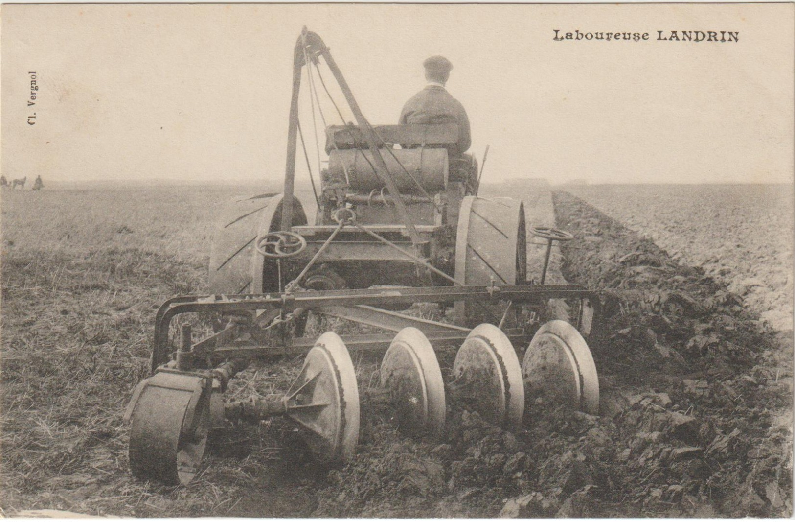 CPA  LABOUREUSE LANDRIN - Tracteurs