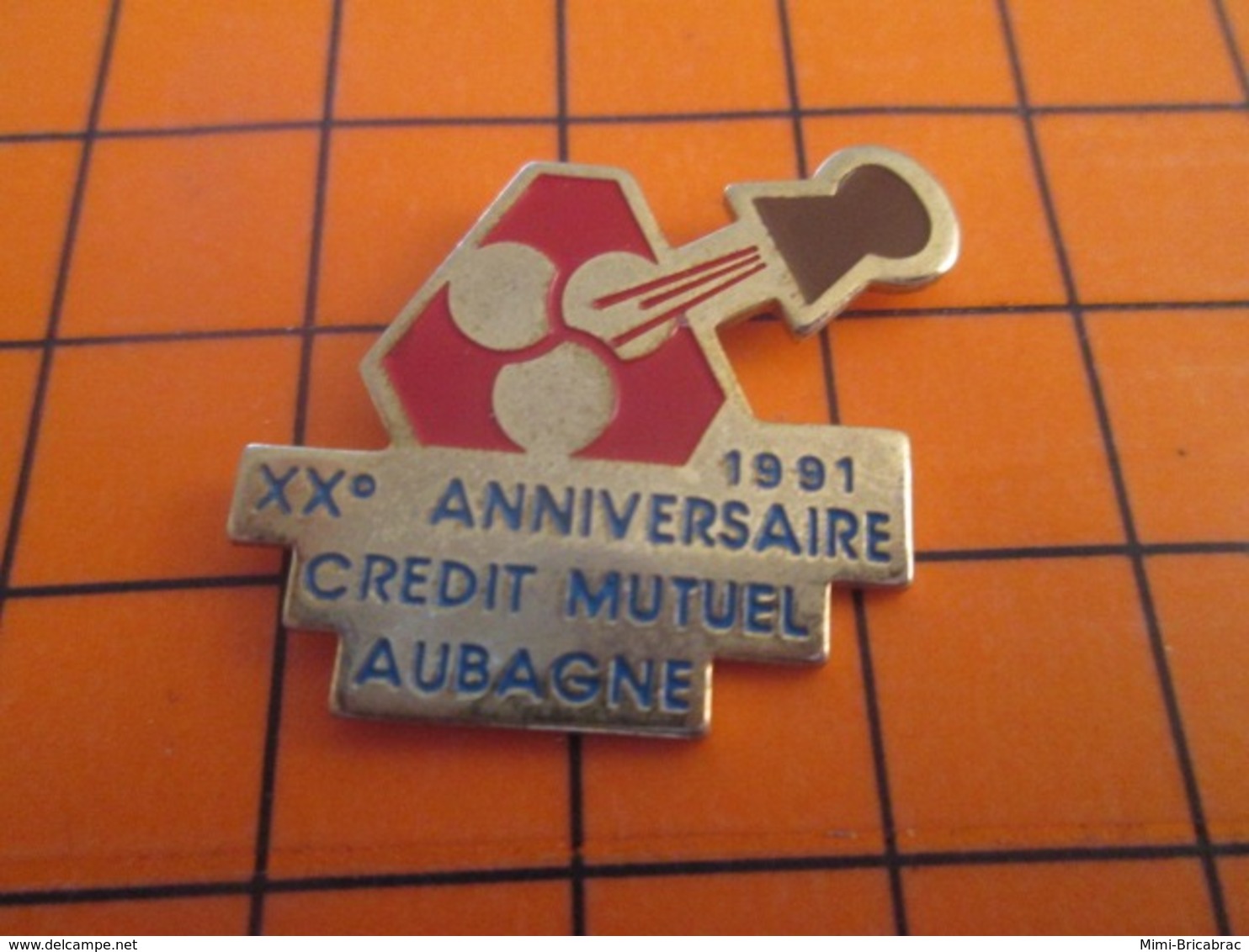 1219 Pin's Pins : BEAU ET RARE : Thème BANQUES  / CREDIT MUTUEL AUBAGNE ANNIVERSAIRE CHAMPAGNE 1991 - Banks