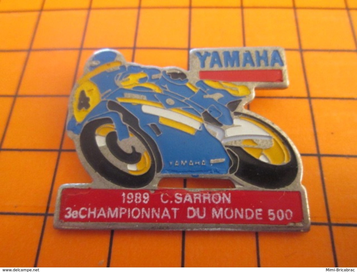 1219 Pin's Pins : BEAU ET RARE : Thème MOTOS / CHRISTIAN SARRON CHAMPION DU MONDE 1989 YAMAHA Grand Pin's - Motorfietsen