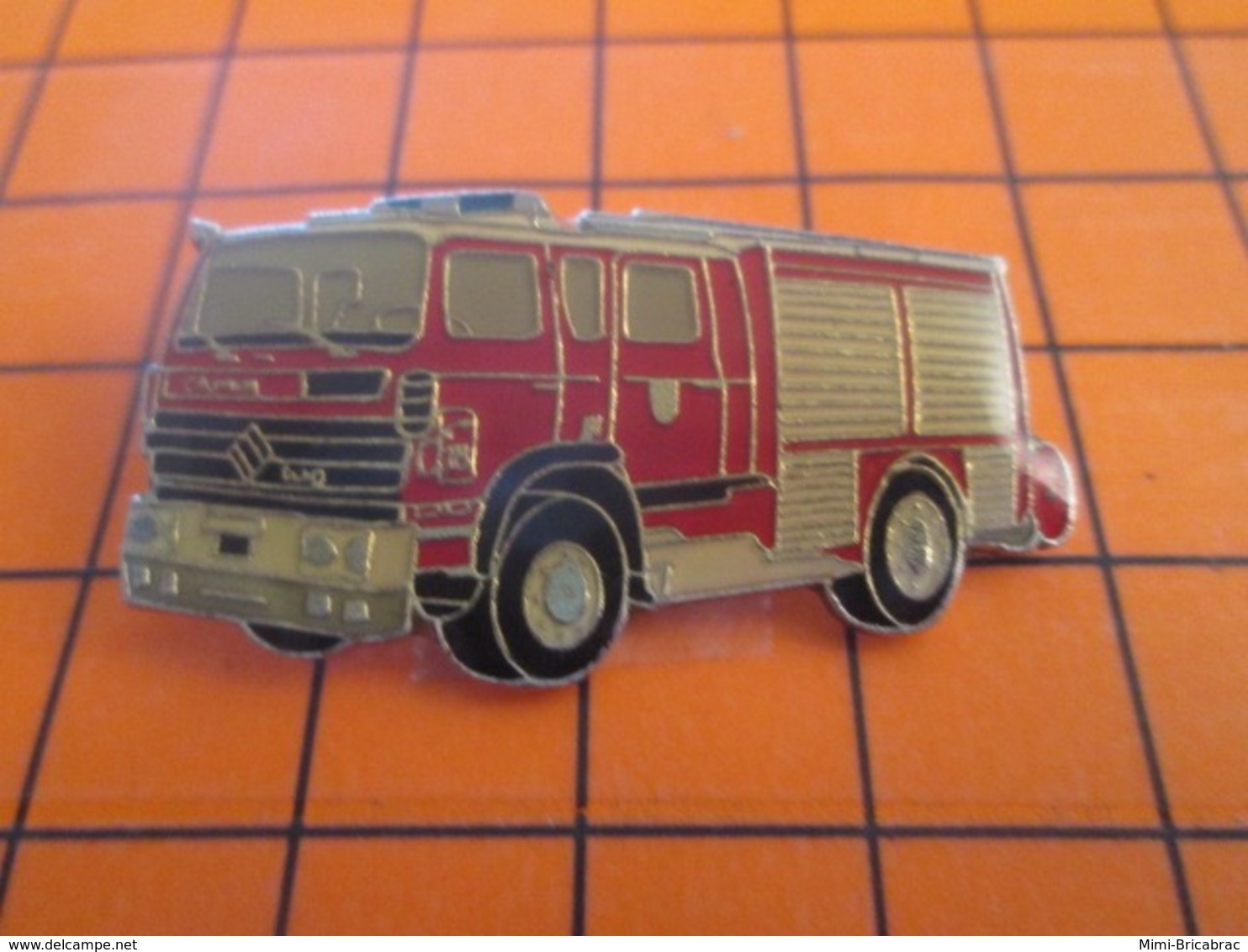 1219 Pin's Pins : BEAU ET RARE : Thème POMPIERS / CAMION ROUGE SAPEURS POMPIERS - Brandweerman