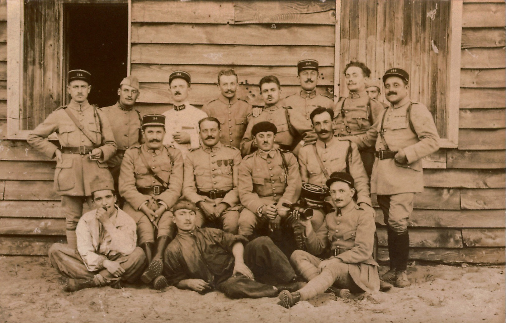 Carte-Photo 33 Militaria Camp De Sourges , Groupe De Militaires Du 144è R.I ,1er Bataillon  1921 , Détails Au Dos - Autres & Non Classés