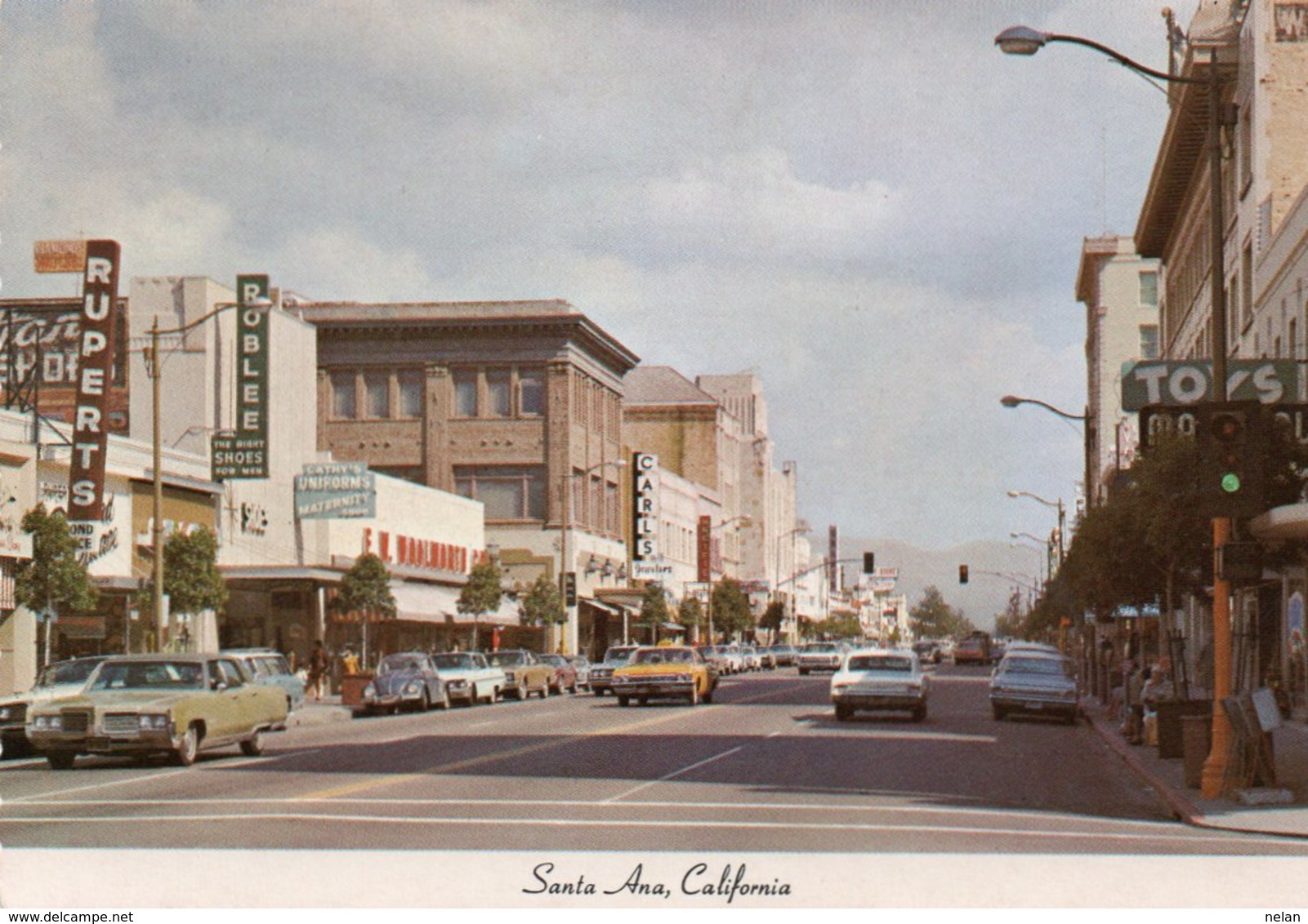 SANTA  ANA CALIFORNIA-LOOKING DOWN FOURTH STREET - Santa Ana