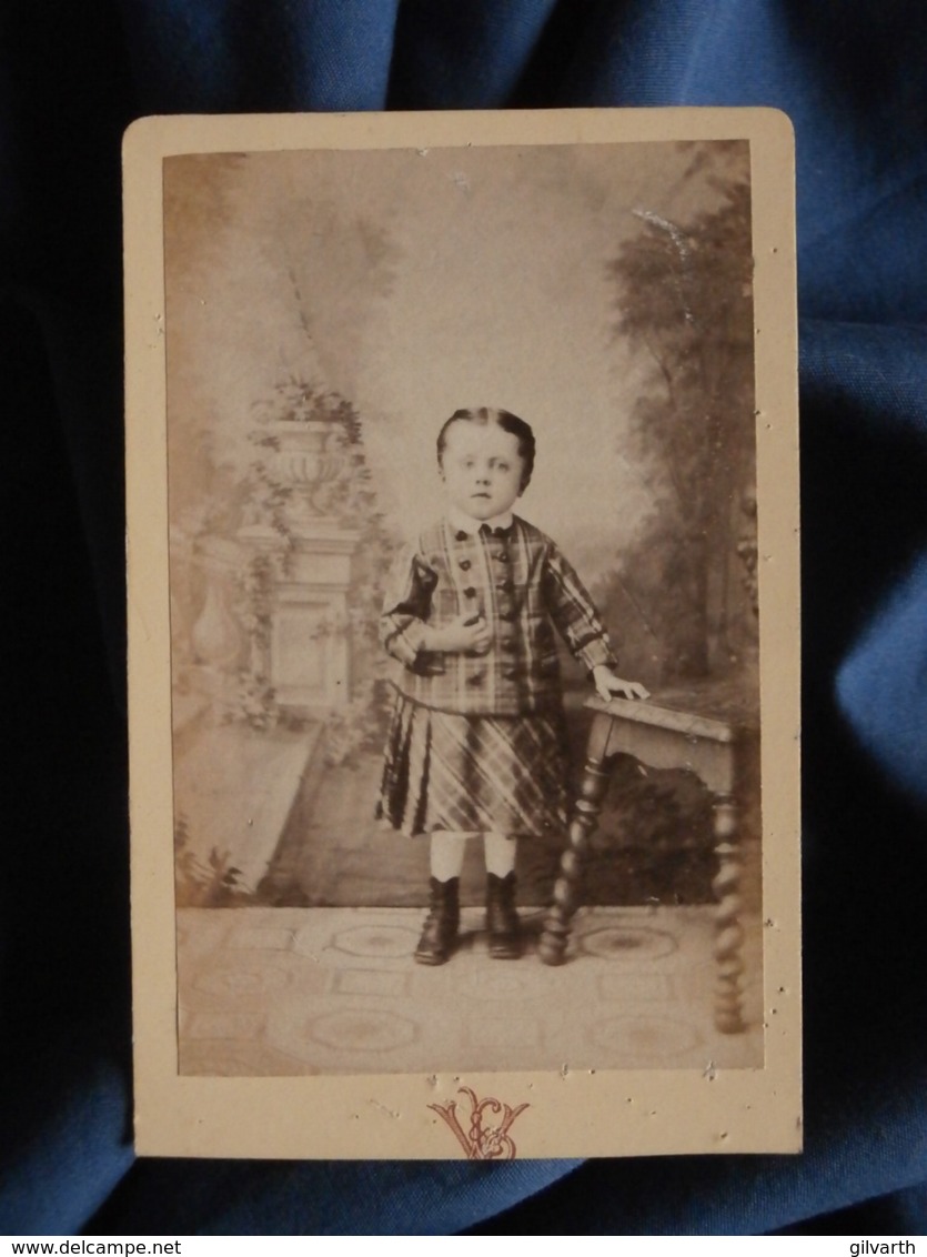 Photo CDV Veillon Et Launay à Mortagne (Orne) - Jeune Garçon En Robe à Carreaux, Circa 1875 L473 - Old (before 1900)