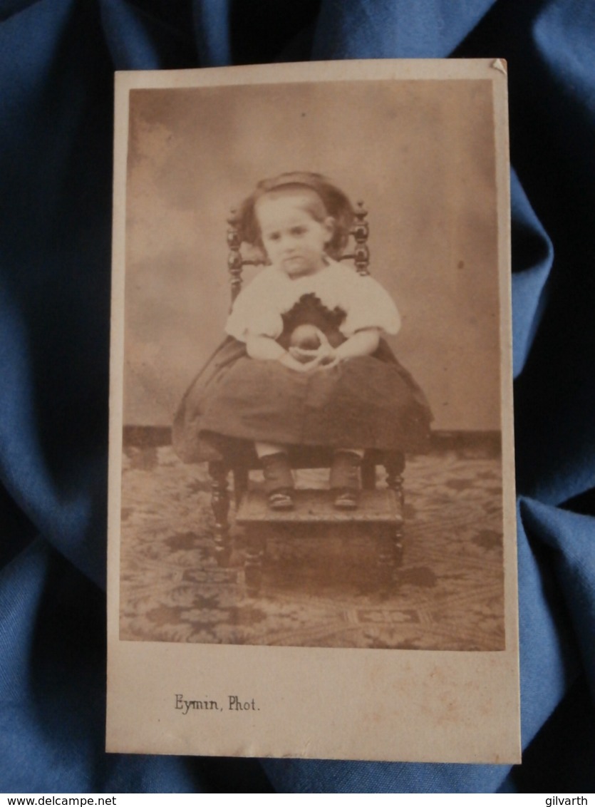 Photo CDV  Eymin à Vienne  Fillette Assise Sur Une Petite Chaise  Balle Dans Les Mains  Sec. Empire CA 1865 - L472 - Oud (voor 1900)