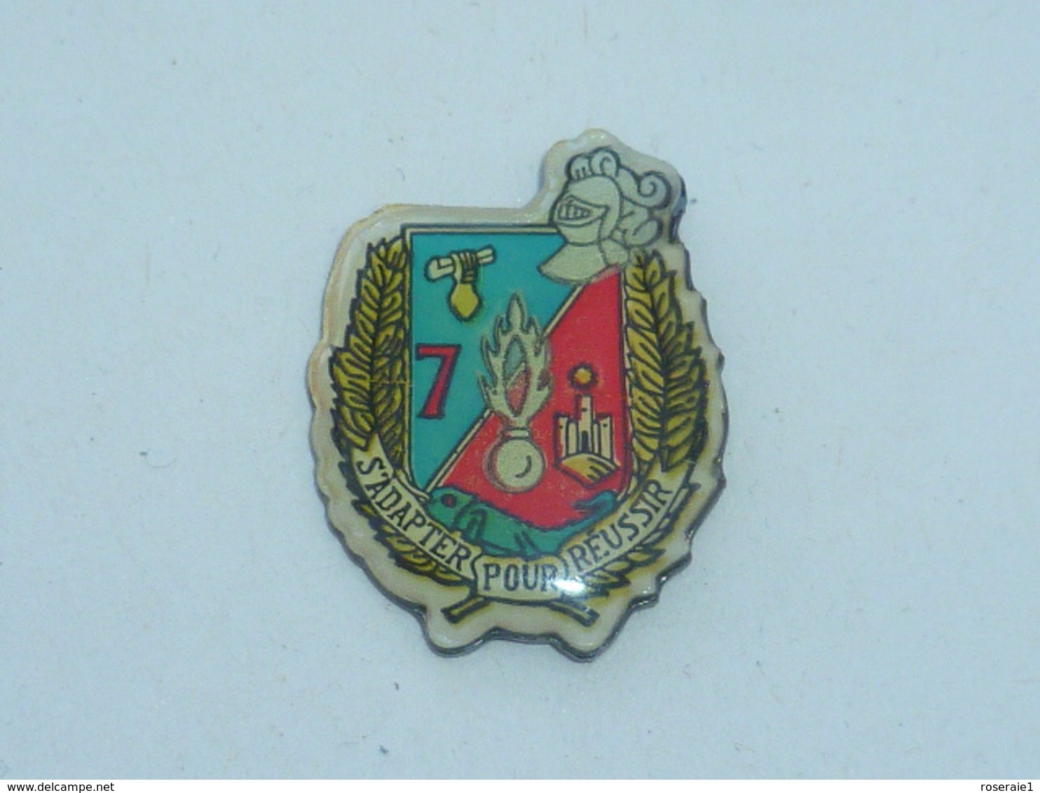 Pin's BLASON MILITAIRE, S ADAPTER POUR REUSSIR - Militaria