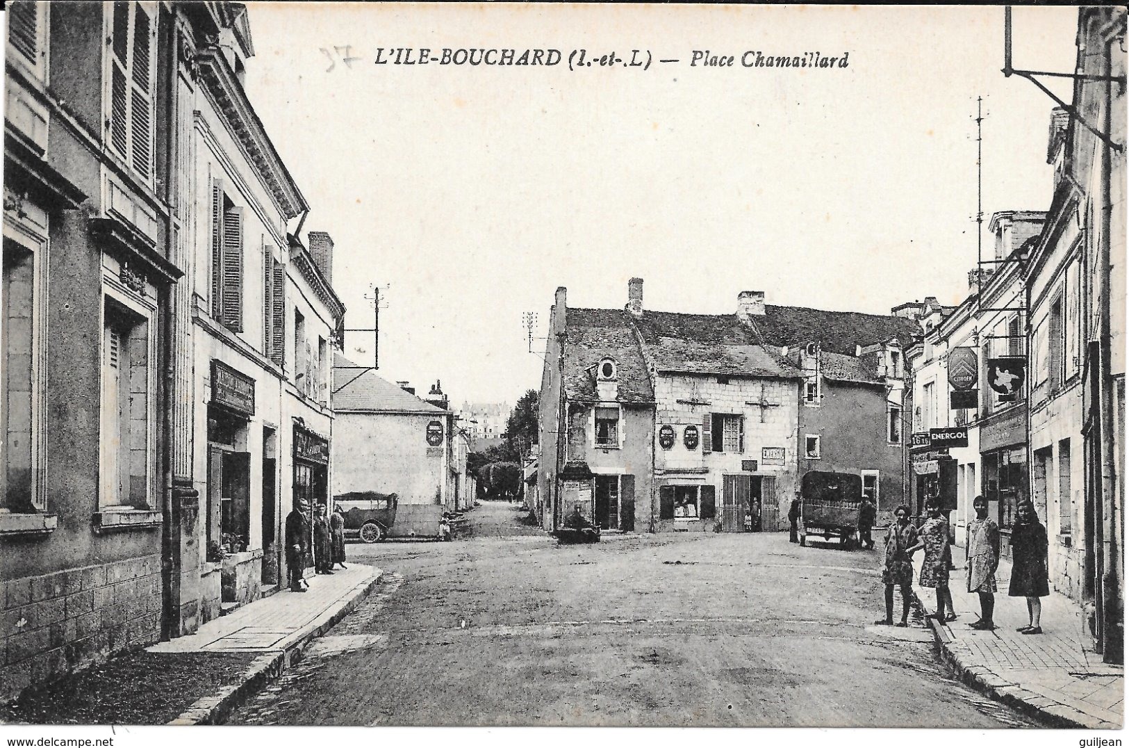 37 - L'ILE-BOUCHARD - Place Chamaillard - Circulé - - L'Île-Bouchard