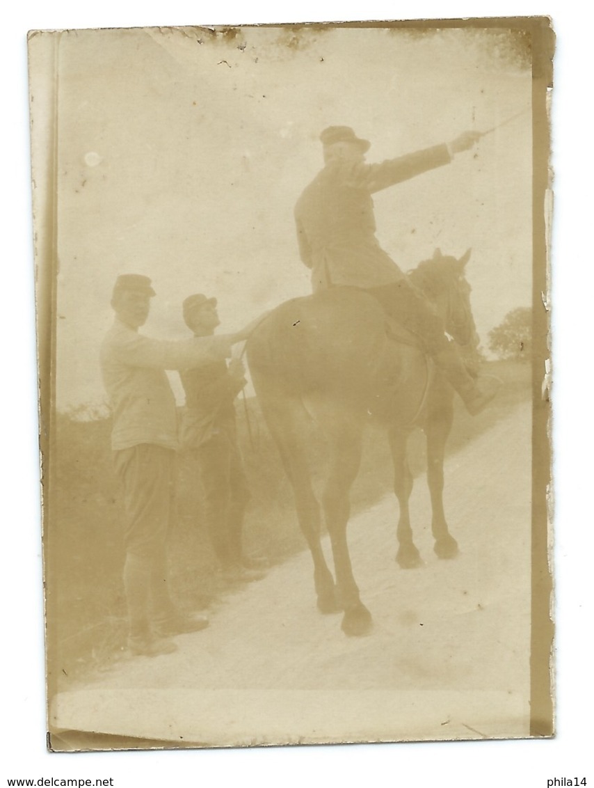 PETITE PHOTO CAVALIER SUR SON CHEVAL ET 2 AUTRES SOLDATS / VERSO MENTION FAIT A MERLAC AU DEBUT D'AOUT 1915 64 X 45 Mm - Krieg, Militär