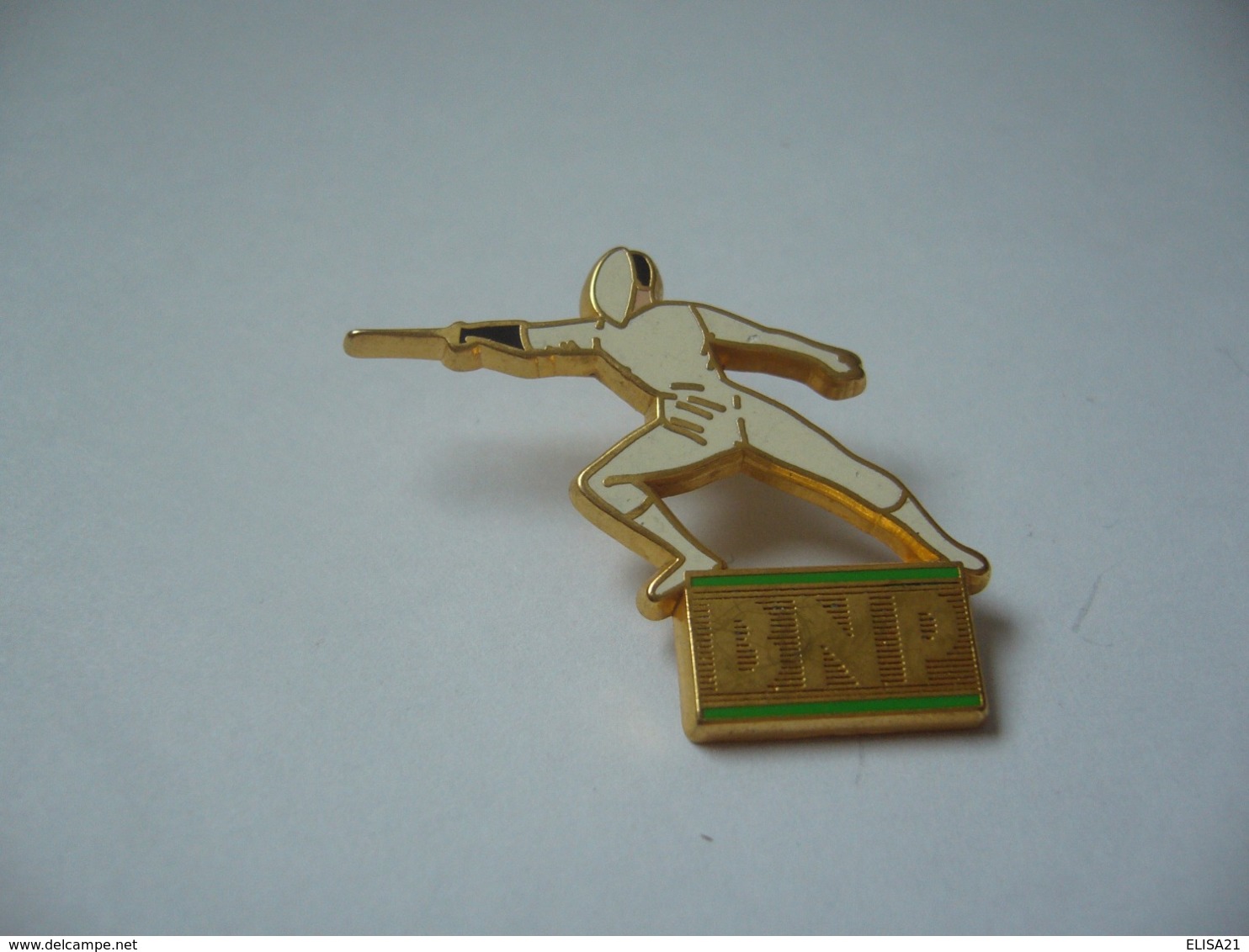 PIN'S B N P THÈME BANQUE SPORTS ESCRIME - Banks