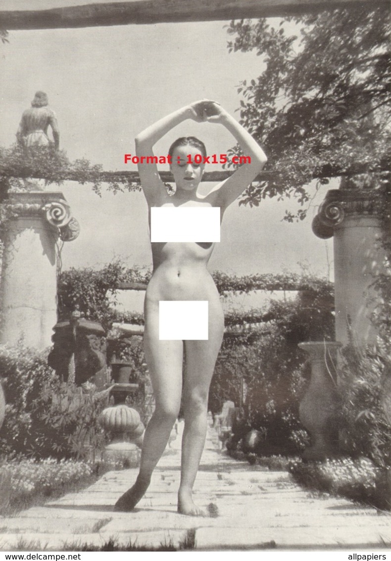 Reproduction D'une Photographie Ancienne D'une Jeune Femme Nue Posant Dans Un Jardin - Autres & Non Classés