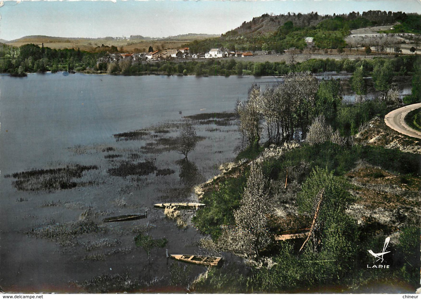 VILLEGUSIEN UN COIN DE PECHE SUR LE LAC - Autres & Non Classés