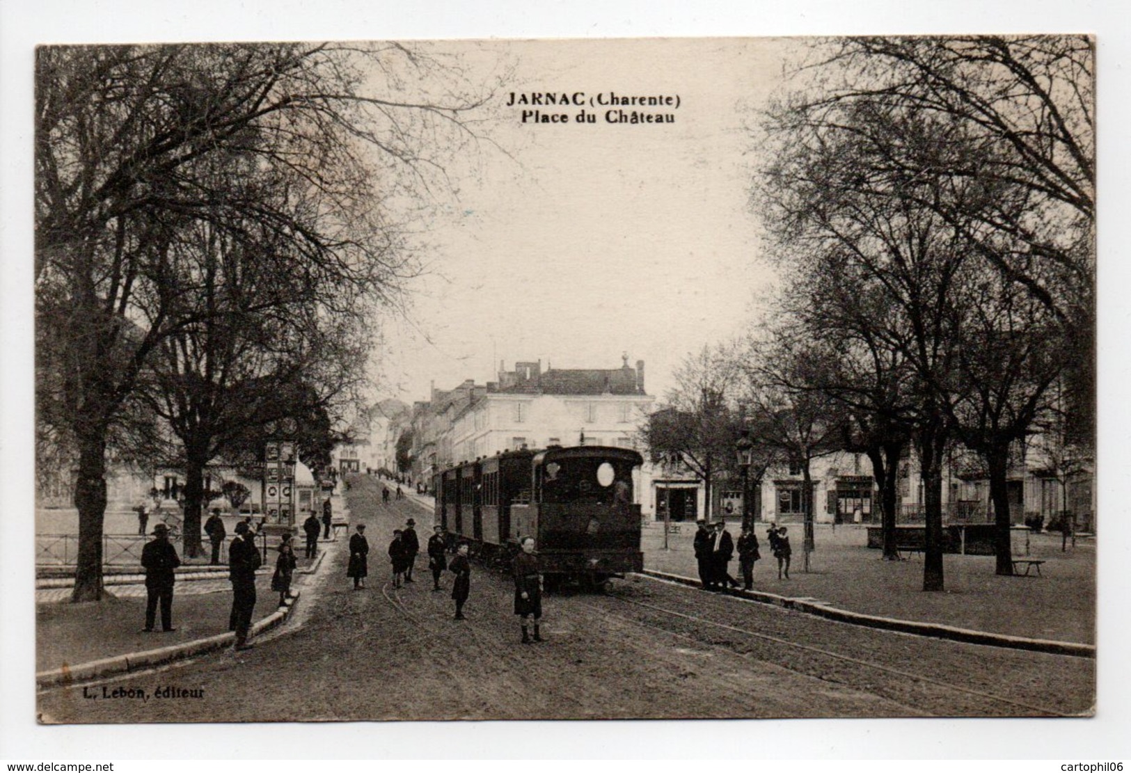 - CPA JARNAC (16) - Place Du Château (belle Animation Avec Tramway) - Edition L. Lebon - - Jarnac