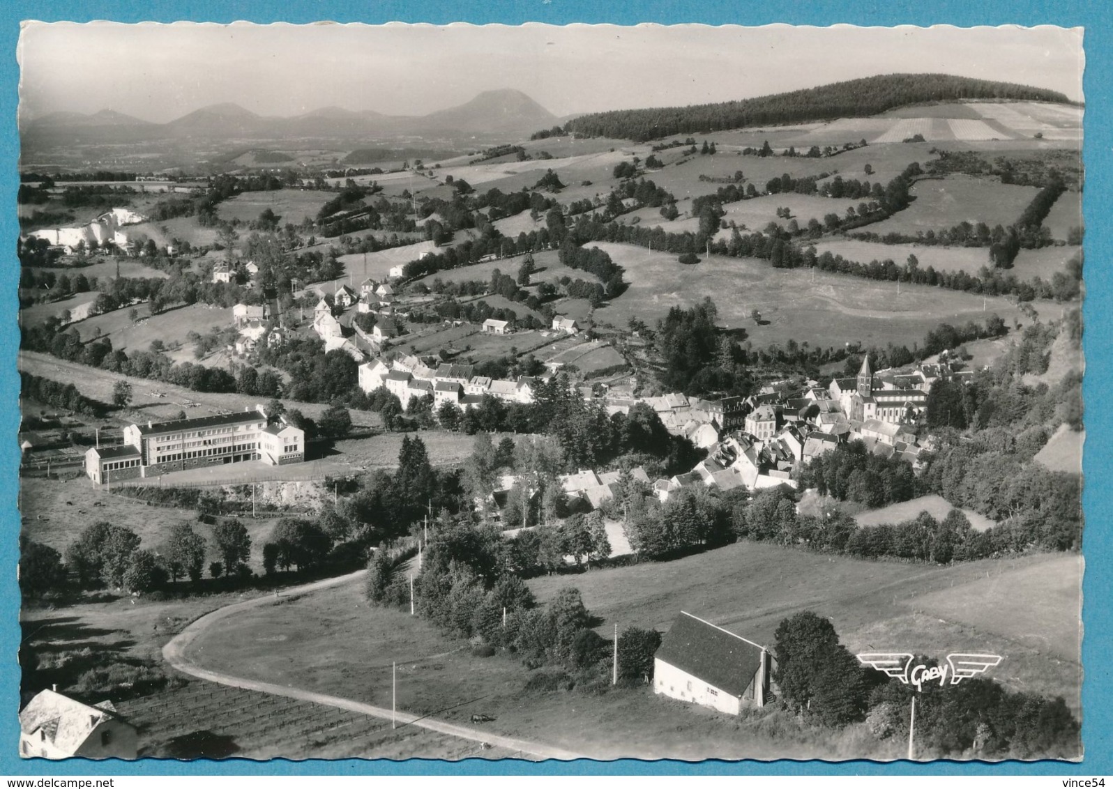 LA FRANCE VUE DU CIEL - ROCHEFORT-MONTAGNE - Vue Générale. A L'horizon, Le Puy De Dôme - Photo Véritable - Sonstige & Ohne Zuordnung