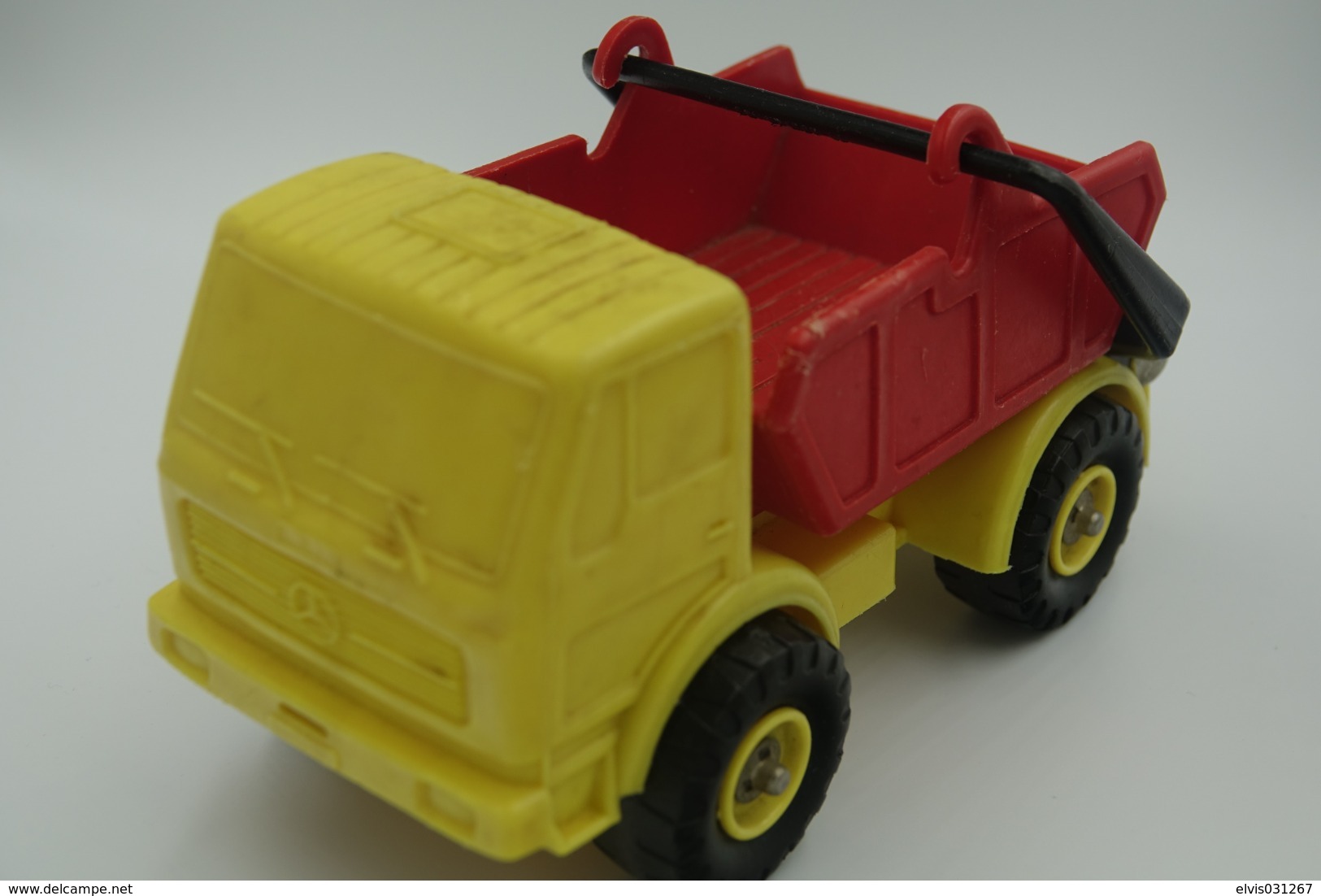 Vintage VINYL TOY CAR : Maker PLASTO  MERCEDES CONTAINER TRUCK Made In Finland - Red Yellow 21.00cm - 19XX's - Rubber - Autres & Non Classés