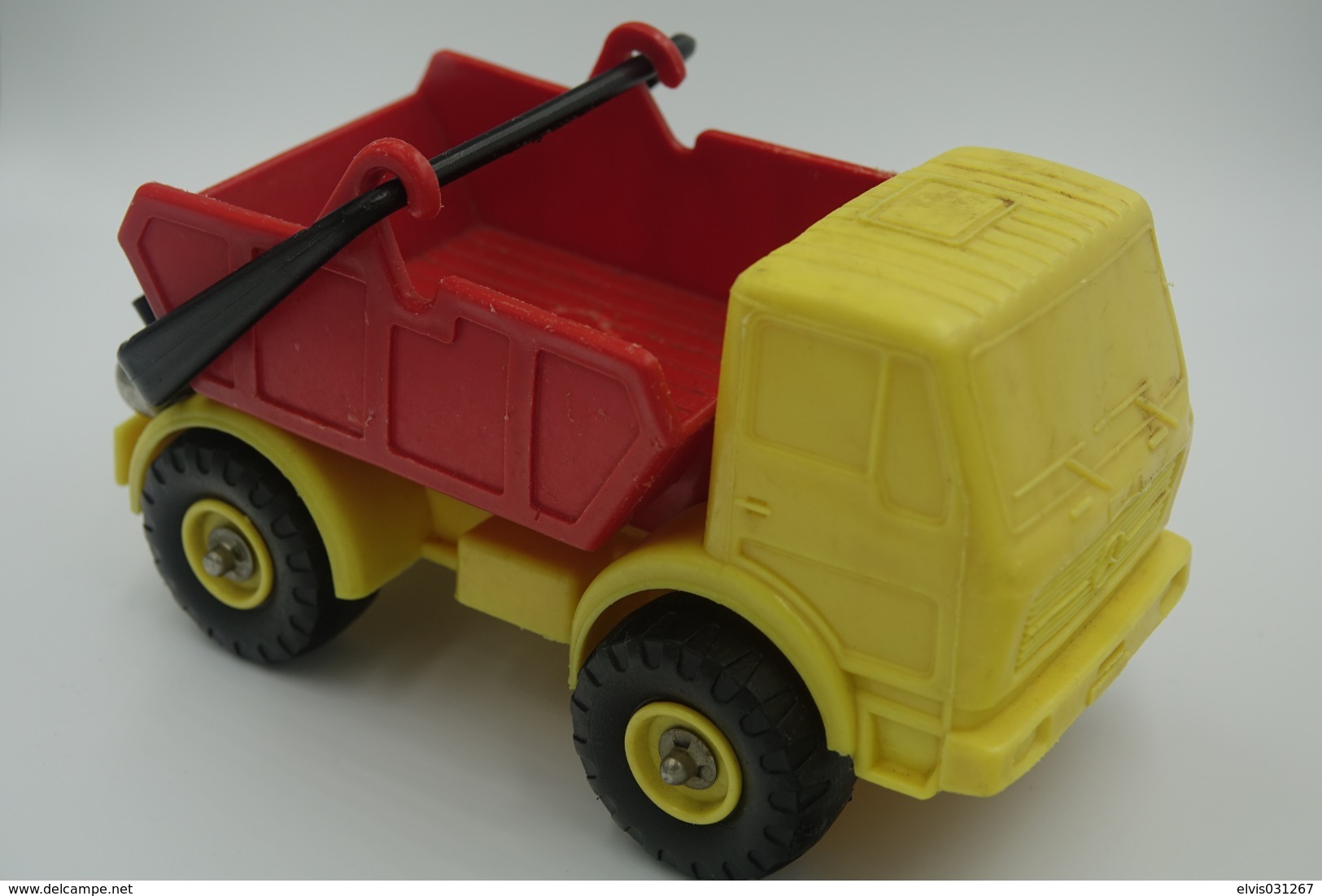 Vintage VINYL TOY CAR : Maker PLASTO  MERCEDES CONTAINER TRUCK Made In Finland - Red Yellow 21.00cm - 19XX's - Rubber - Autres & Non Classés