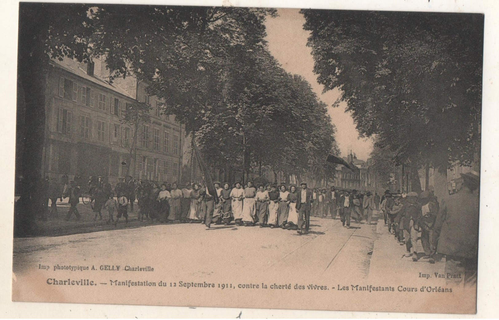 Charleville Manifestation Du 11 Septembre 1911 Le Citoyen Boutet Exhortant Le Groupe De Braux Au Calme - Charleville