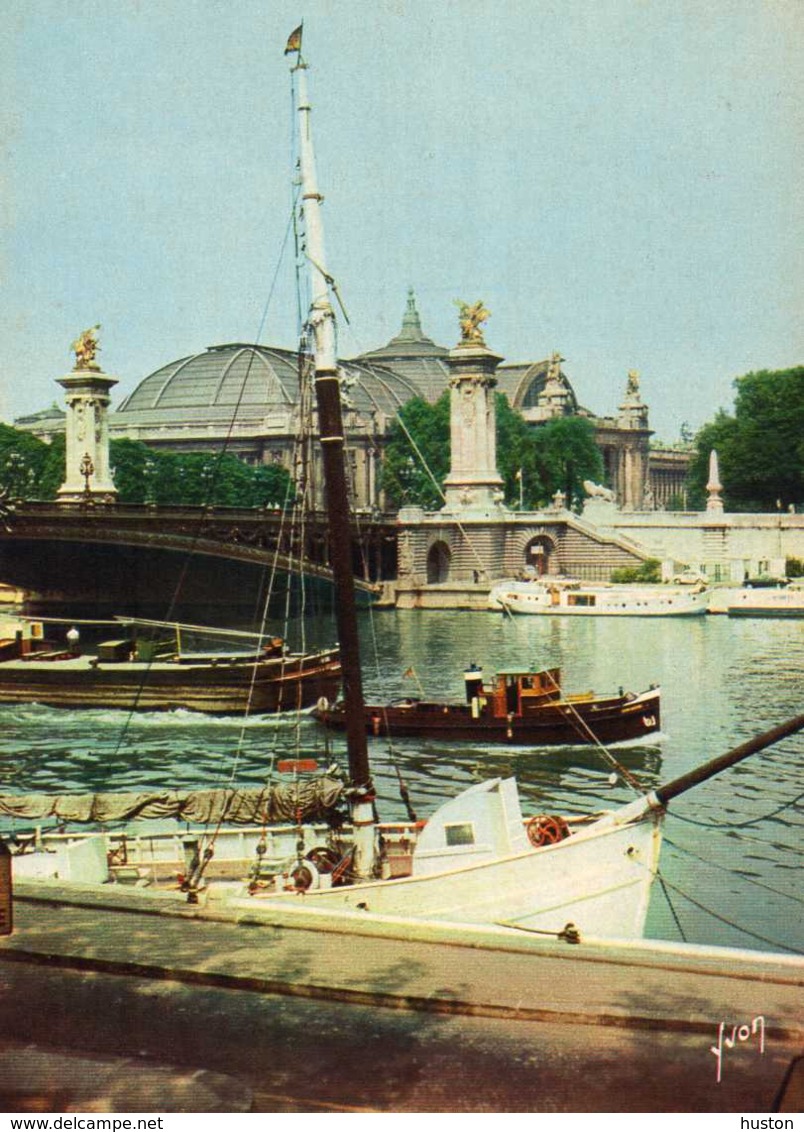 PARIS - Le Grand Palais Et Le Pont Alexandre III, Voilier à Quai, Péniche - District 08