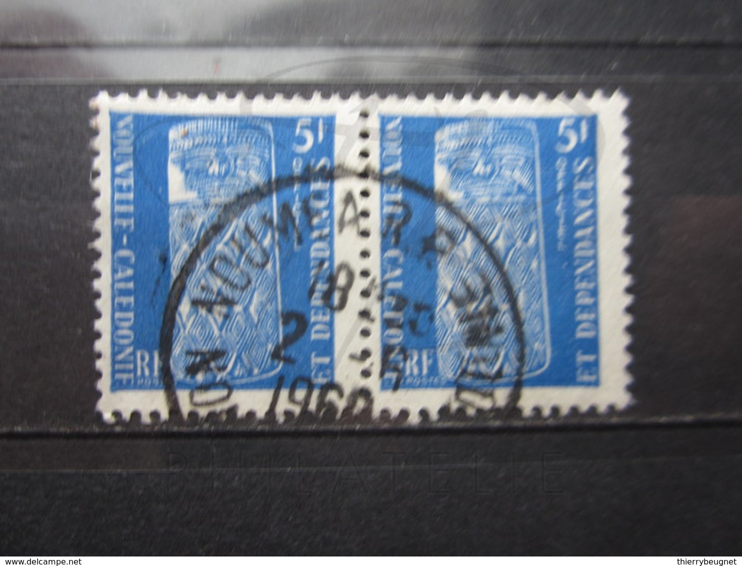 VEND BEAUX TIMBRES DE SERVICE DE NOUVELLE - CALEDONIE N° 4 EN PAIRE , OBLITERATION " NOUMEA " !!! - Officials