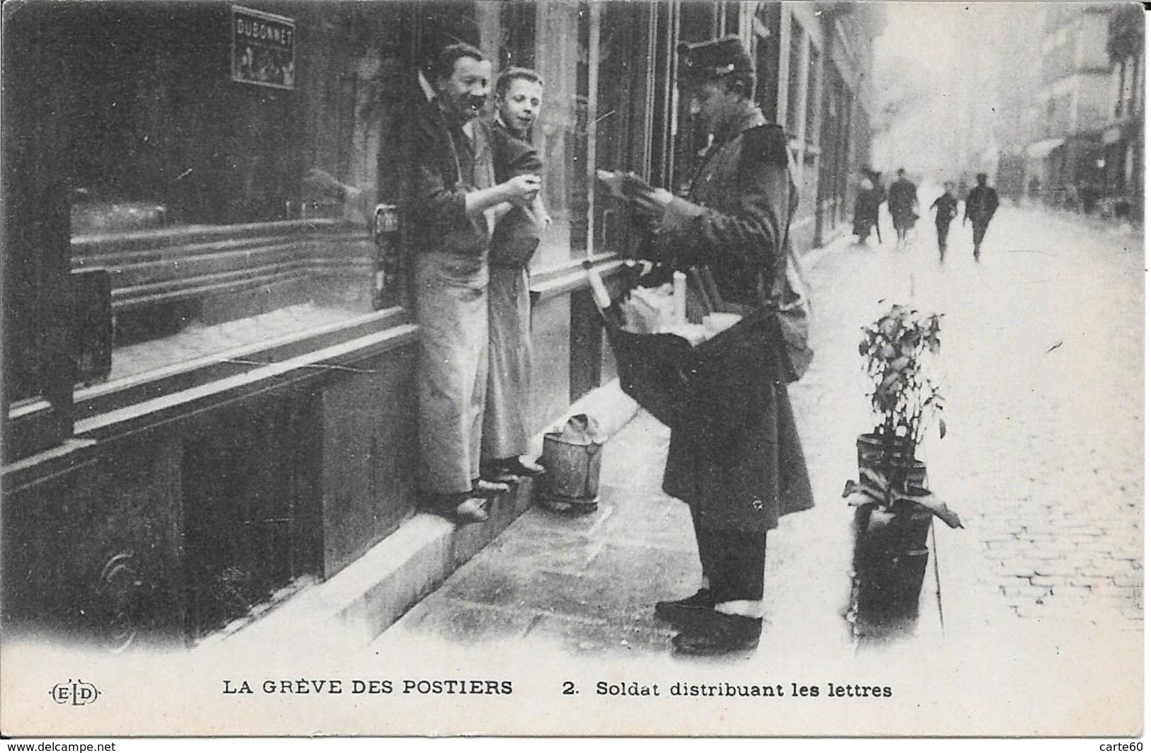 75-  PARIS -  LA GREVE DES POSTIERS  - SOLDAT DISTRIBUANT LES LETTRES - Other & Unclassified