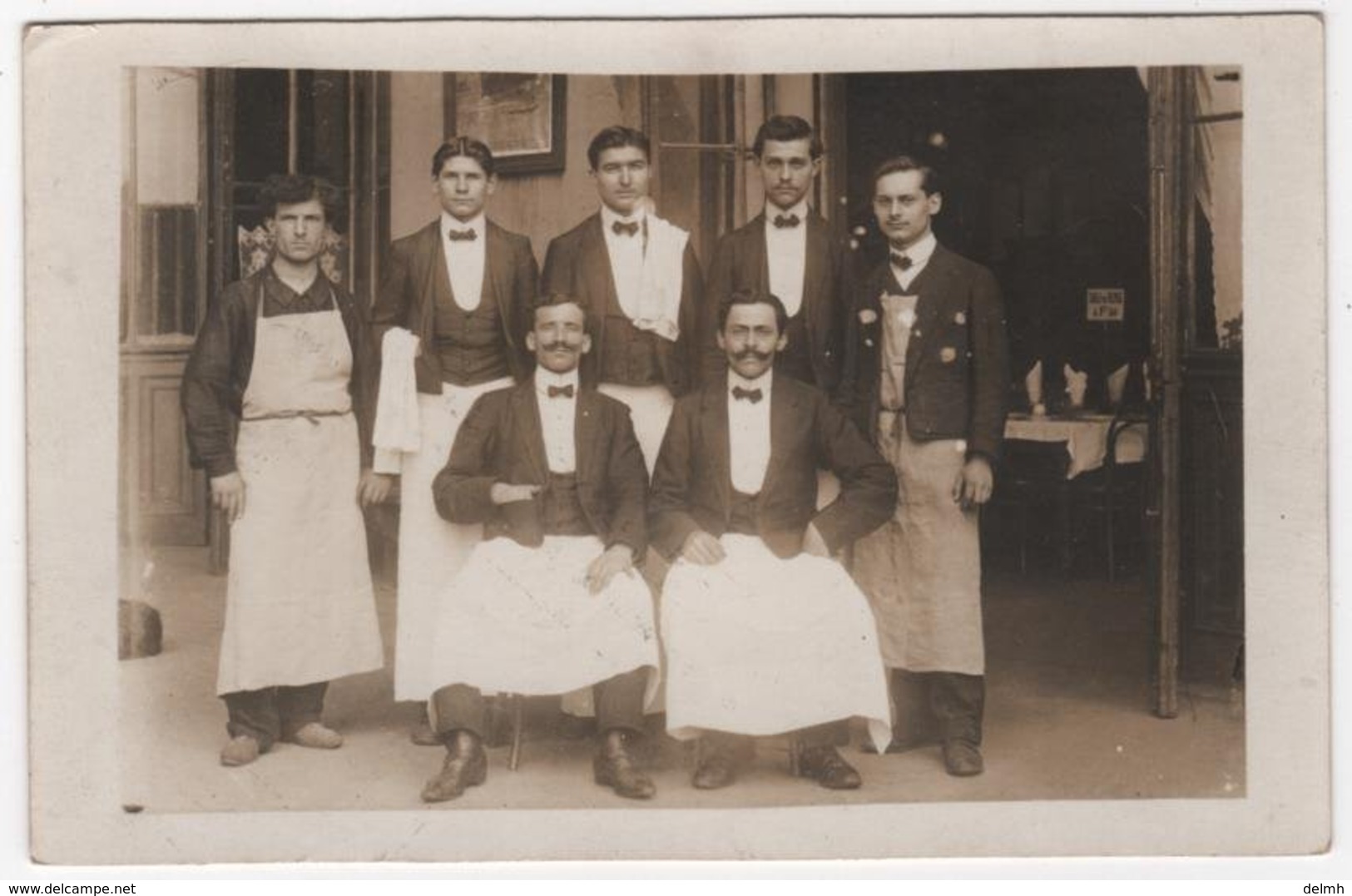 Carte Photo Groupe De Serveurs D'une Brasserie Café Bar Restaurant à Identifier - Ristoranti