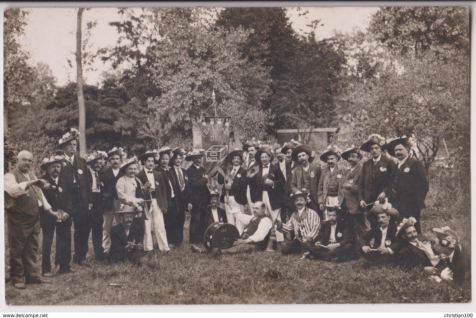 CARTE PHOTO : UNE TROUPE DE MUSICENS ET DE COMEDIENS AMATEURS ? - UNE CONFRERIE ? " LA BALLADE DES..? 1886 " - 2 SCANS - - A Identifier