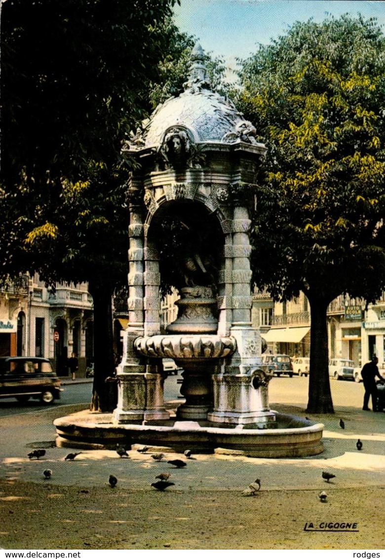 Dep 33 , Cpm BORDEAUX , La Fontaine De La Place Charles Gruet , 33.063.162  (11833) - Bordeaux