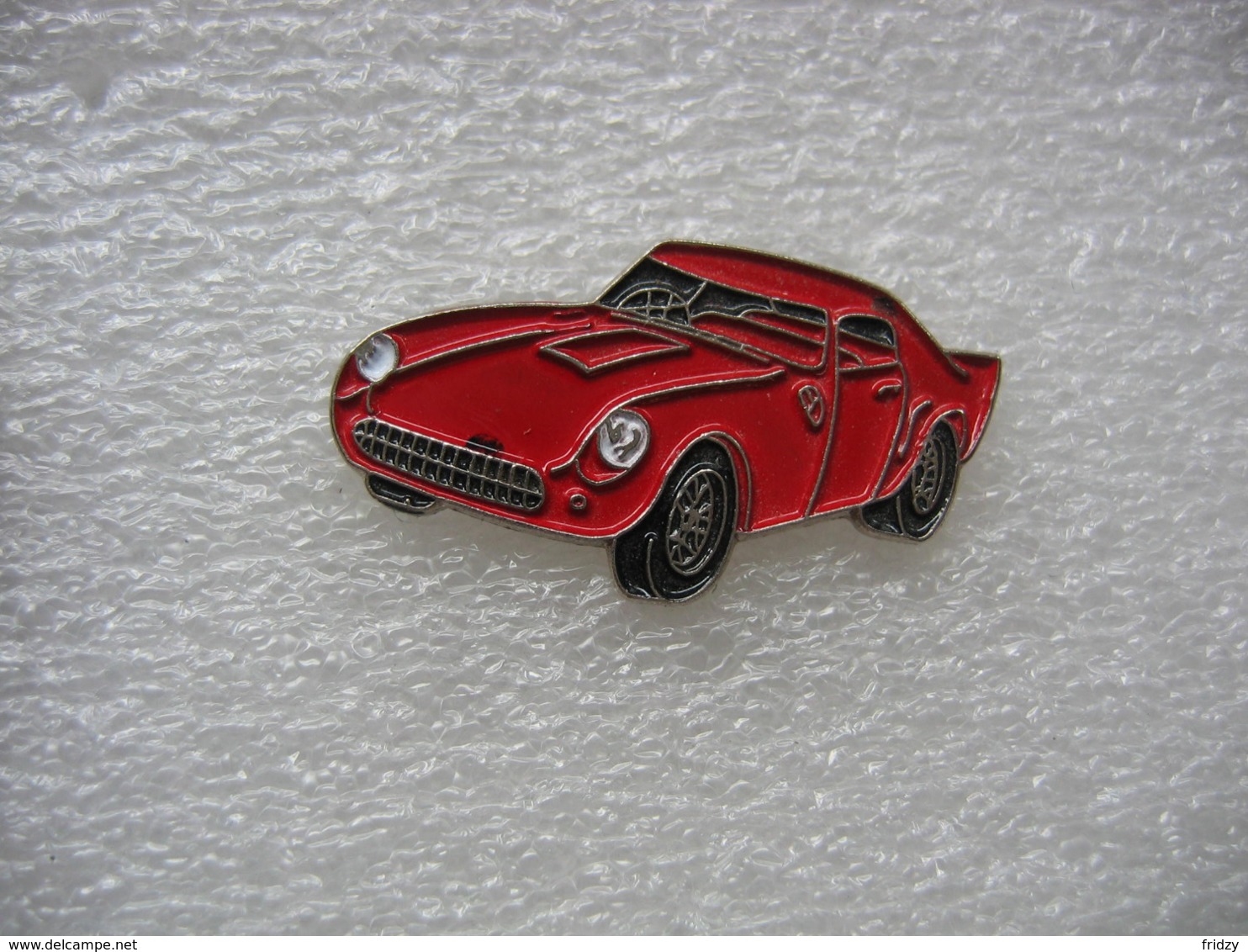 Pin's D'une Ancienne Ferrari De Couleur Rouge - Ferrari