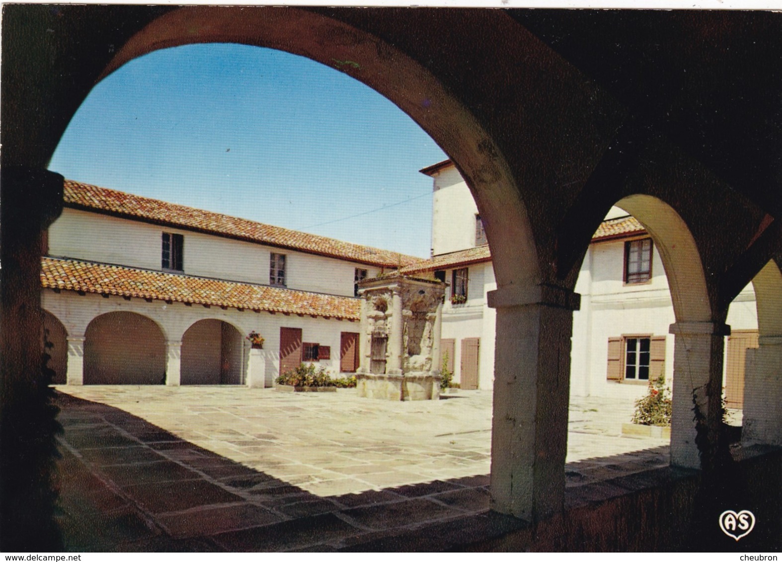 64. CIBOURE. .2 CPSM. LE CLOITRE DES RECOLLETS. LE MONUMENT DE PIERRE BENOIT - Ciboure