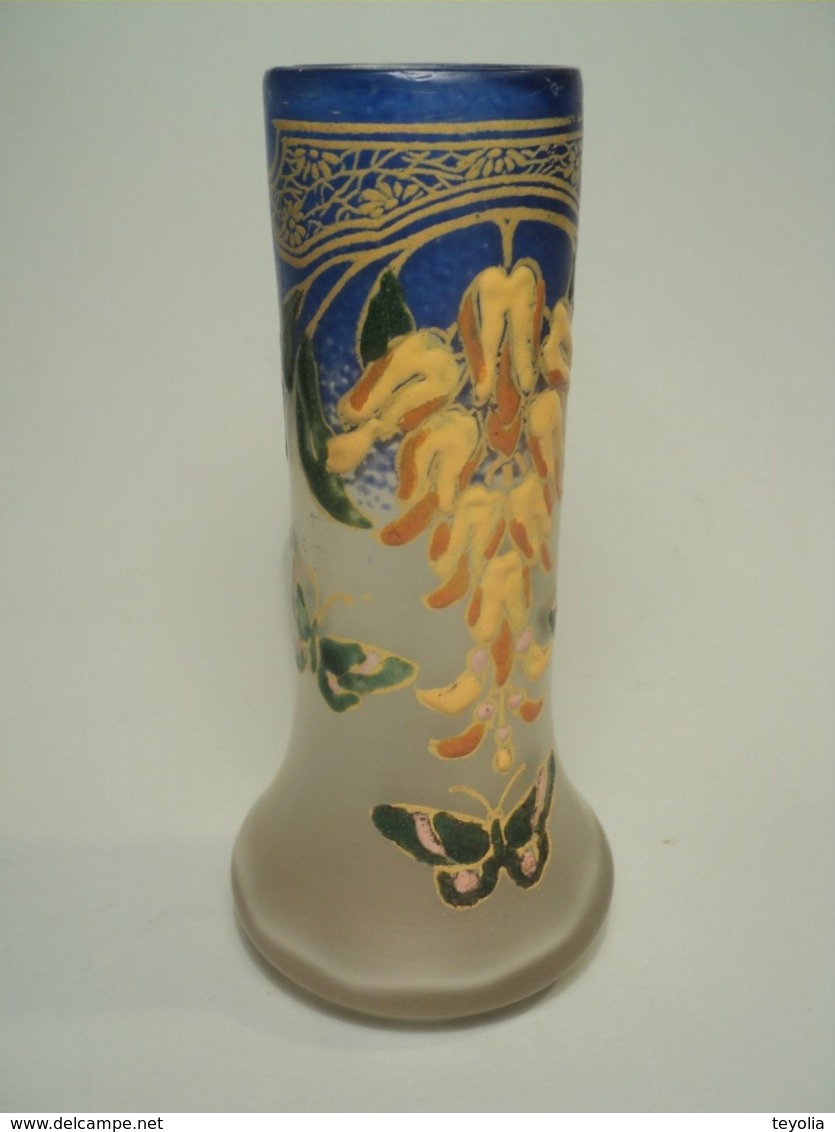 Petit Vase Verre Émaillé Décor Fleurs Cytise Et Papillons Signé LEG (François Théodore Legras) Vers 1900. - Vetro & Cristallo