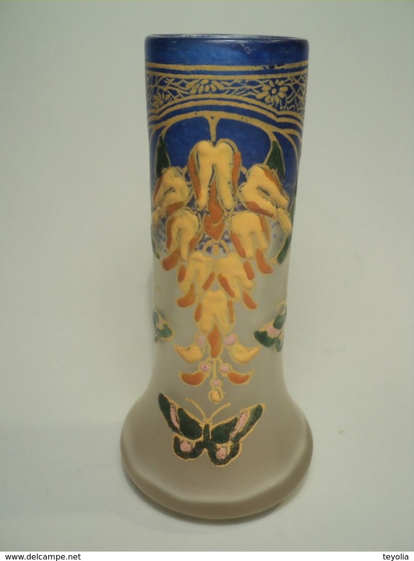 Petit Vase Verre Émaillé Décor Fleurs Cytise Et Papillons Signé LEG (François Théodore Legras) Vers 1900. - Vetro & Cristallo