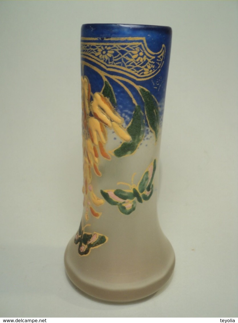 Petit Vase Verre Émaillé Décor Fleurs Cytise Et Papillons Signé LEG (François Théodore Legras) Vers 1900. - Vetro & Cristallo