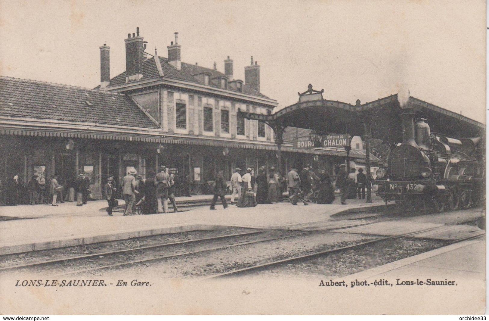 CPA Lons-le-Saunier - En Gare (jolie Animation Avec Train En Joli Plan) - Lons Le Saunier