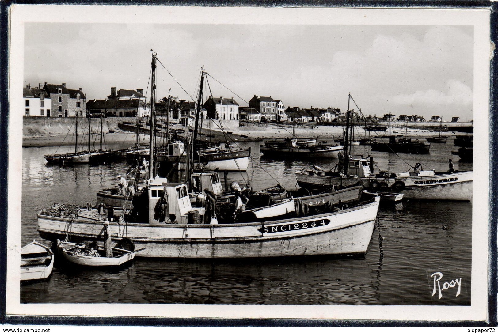 LA TURBALLE - BEAU PLAN DE BATEAUX DE PECHE DANS LE PORT - PECHEURS - La Turballe