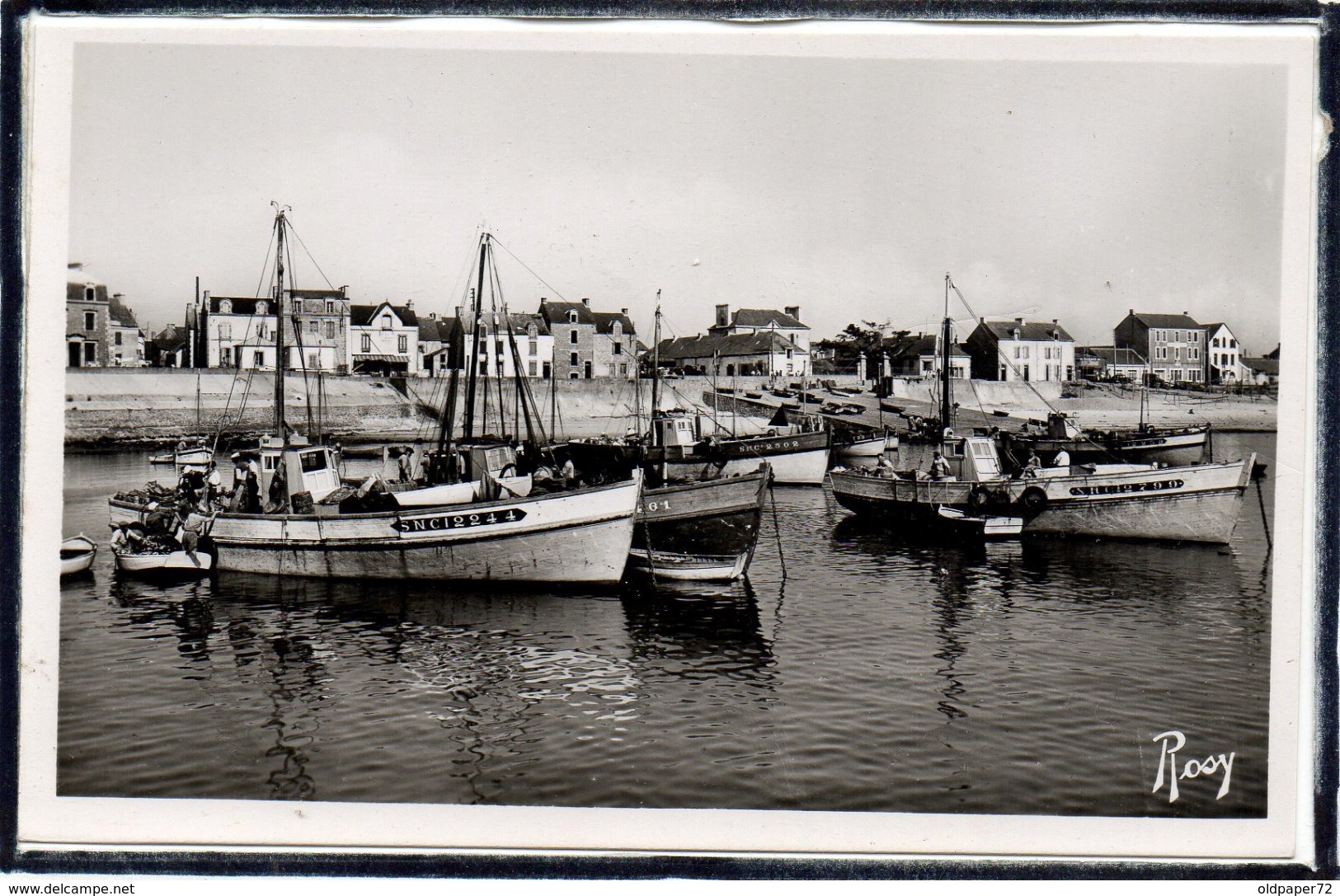 LA TURBALLE - BEAU PLAN DE BATEAUX DE PECHE DANS LE PORT - PECHEURS - La Turballe