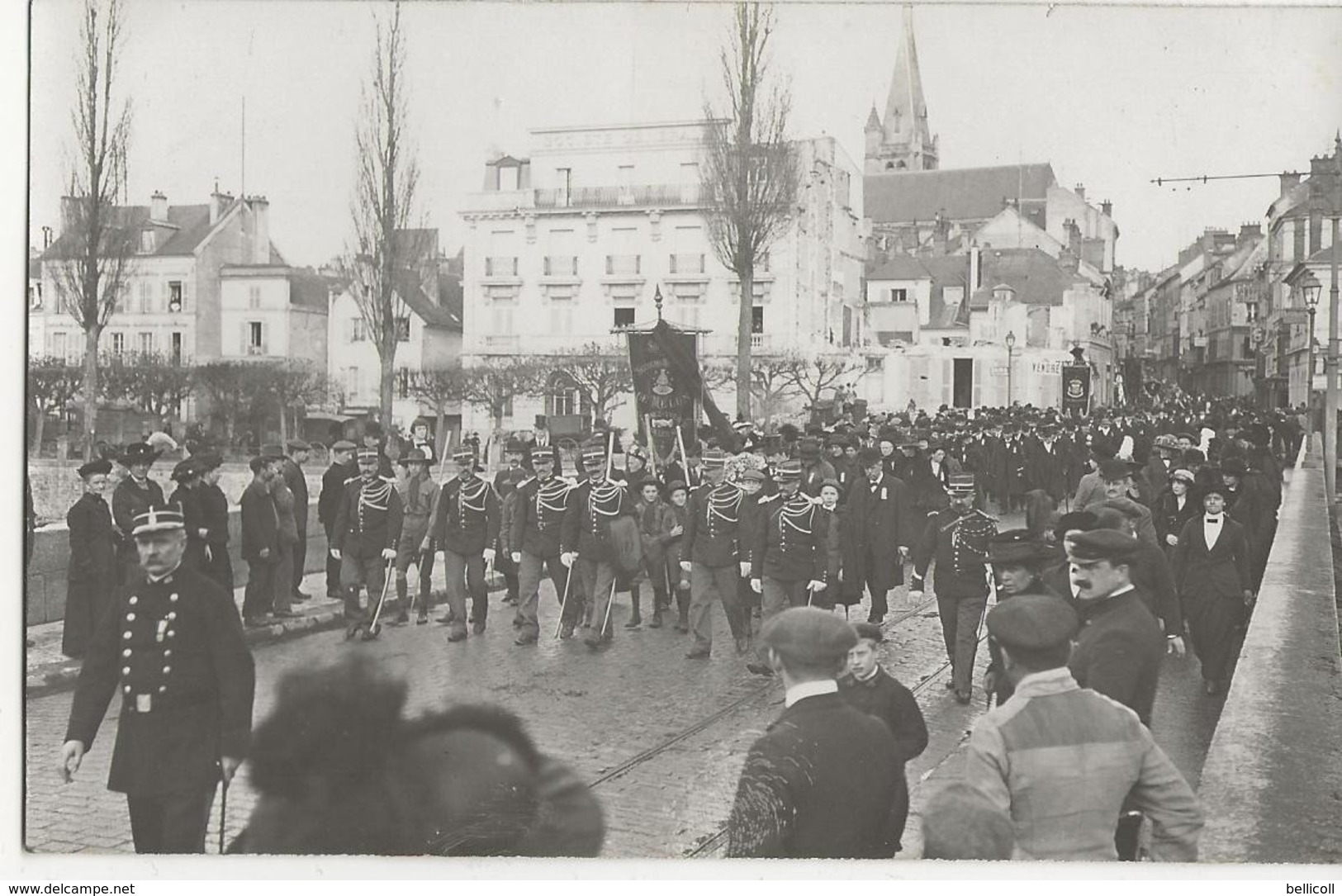 MELUN - CARTE-PHOTO - Castatrophe Du 4 Novembre 1913 -  Obsèques Des Victimes  Cortège Sur Le Pont De Lattre De Tassigny - Melun