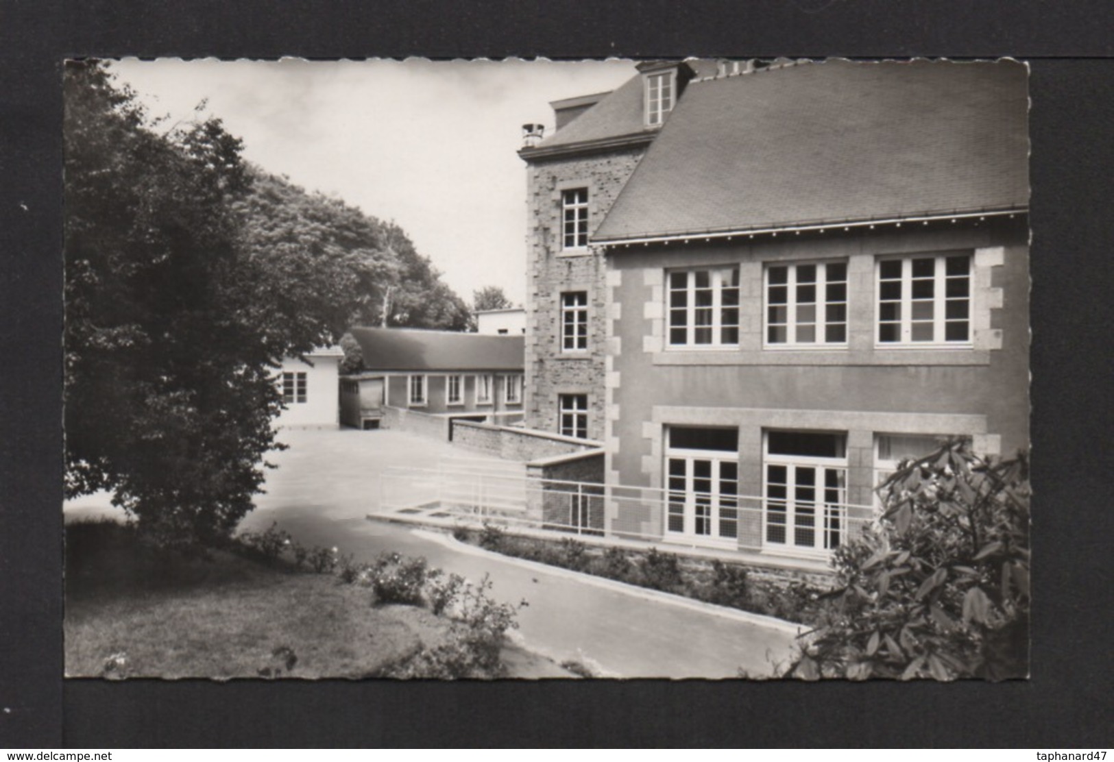 CPSM Pf . Institution SAINT-PIERRE à SAINT-BRIEUC . 22 . (Un Coin De La Cour Ste-Anne) - Other & Unclassified