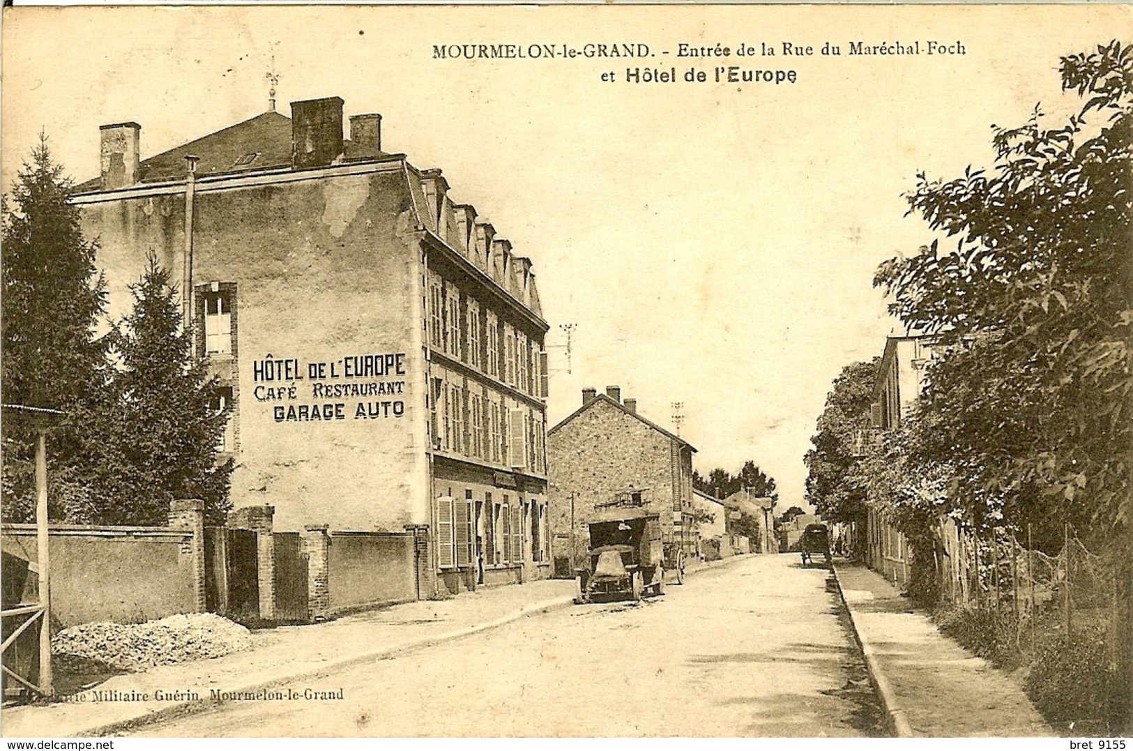 ENTREE DE MOURMELON LE GRAND PAR LA RUE DU MARECHAL FOCH SUPERBE VOITURE GAREE DEVANT L HOTEL DE L EUROPE - Mourmelon Le Grand